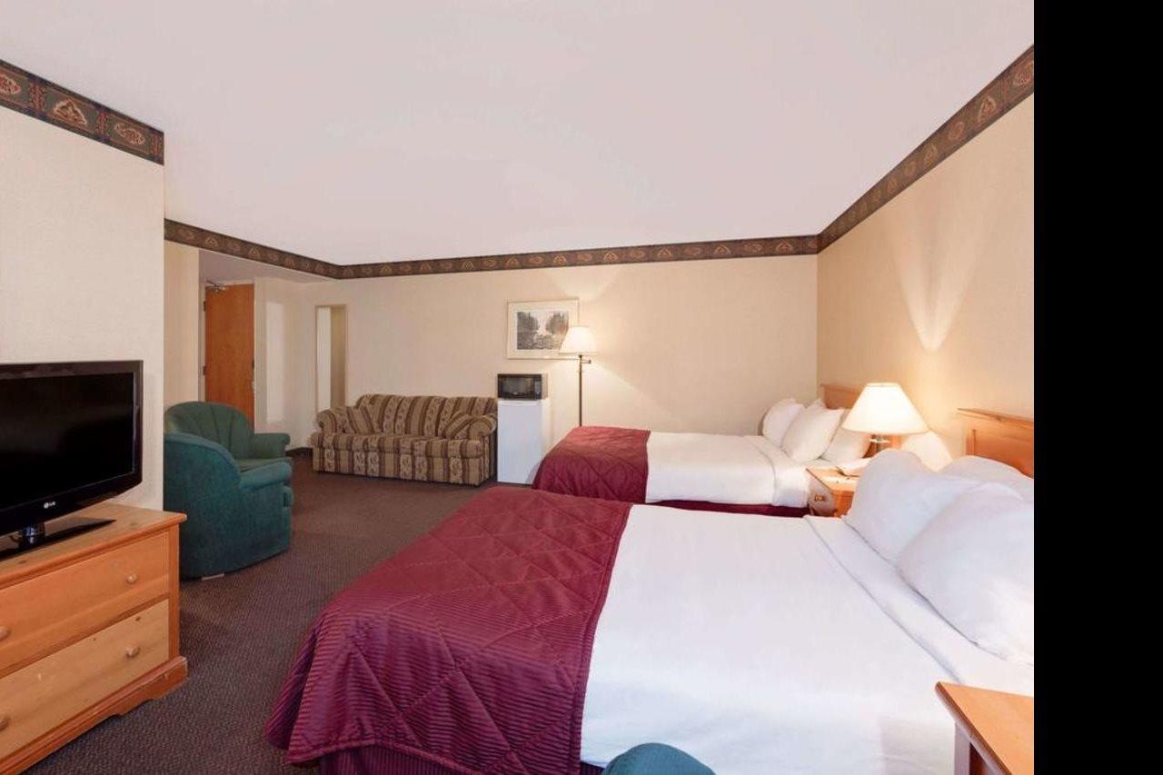 Ramada By Wyndham Pinewood Park Resort North Bay Ngoại thất bức ảnh